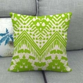 Housse de coussin en lin à motif ethnique vert et beige sur un canapé gris - 8