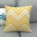 Housse de coussin en lin minimaliste avec motifs zigzag jaunes sur un canapé gris - 7