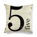 Detail van linnen kussensloop met artistieke vintage nummer 5 en tekstbedrukking - Beige Nummer 5 Vijf / 45x45 cm