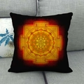 Linnen kussenhoes met een goudkleurig geometrisch mandala patroon op zwarte stof - Gradiënt Meditatie Stijl (5)