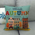 Primer plano de funda de cojín de lino Hello Autumn en sofá gris con motivos otoñales vivos - Estilo Ilustración de Arquitectura Hello Autumn (2)