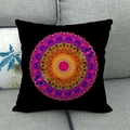 Vierkant zwart linnen kussen met een levendig kleurrijk mandala geometrisch patroon - Perzik Mandala Stijl (7)