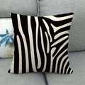 Quadratischer Kissenbezug aus Leinen mit schwarz-weißem Zebramuster auf Sofa - 45x45 cm / Schwarz Weiß Zebra Streifen (4)