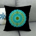 Linnen kussenhoes met blauw en geel aquarel mandala patroon op zwarte achtergrond - Meerblauw Vlekstijl (8)