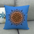 Linnen kussenhoes met blauw geometrisch mandala patroon en oranje kleuraccenten - Helderblauw Mandala Stijl (9)
