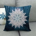 Donkerblauw linnen kussenhoes met wit mandala geometrisch patroon op een grijze bank - Bos Geometrisch Stijl (10)