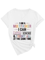 Dettaglio della t-shirt bianca con scollo a V, stampa slogan a colori e nodo frontale - S / Bianco (Stampa Nera)