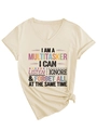 Dettaglio della t-shirt beige con scollo a V, stampa colorata e nodo decorativo - S / Sabbia (Stampa Nera)