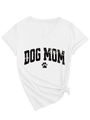 Dettaglio della stampa Dog Mom e dell'orlo annodato sulla maglietta bianca con scollo a V - S / Bianco (Grafica Nera)