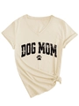 Dettaglio della maglietta beige con scollo a V Dog Mom con zampa e nodo anteriore - S / Sabbia (Grafica Nera)