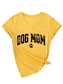 Dettaglio della maglietta gialla con scollo a V, stampa Dog Mom e nodo sull'orlo - S / Giallo (Grafica Nera)