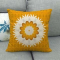 Gele linnen kussensloop met oranje mandala geometrisch patroon op een grijze bank - Kurkuma Mandala Stijl (12)