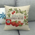 Cuscino da cucina in lino con stampa fragola e citazione familiare su divano grigio - 45x45cm / Stile Marmellata di Fragole (3)