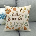 Linnen herfst kussensloop met herfstbladeren print op een grijze bank - Falling For Fall Letterpatroon (2)