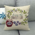 Dettaglio federa in lino con stampa di mirtilli e citazione Living the Sweet Life - 45x45cm / Stile Marmellata di Mirtilli (4)