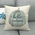 Detail van aquarel pompoen kussensloop met 'Hello Autumn' tekst op de bank - Hallo Herfst Pompoen Stijl (4)