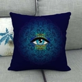 Linnen kussensloop met blauw mandala-ontwerp en centraal oogsymbool voor de bank - Oog Totem Stijl (14)