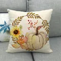 Housse de coussin en lin avec citrouille et tournesols posée sur un canapé gris - Style Récolte Citrouille Tournesol (13)