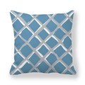 Blauer quadratischer Kissenbezug mit minimalistischem, handgezeichnetem grauem Karomuster - 45x45cm / Blau Grau Weiß Kariert (21)