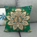 Detail van linnen kussenhoes met een vintage groen mandala lotusbloem patroon erop - Grasgroene Mandala Stijl (1)