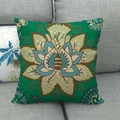 Detail van linnen kussensloop in etnische stijl met een groen lotusbloemenpatroon - Smaragdgroene Lotus Stijl (2)