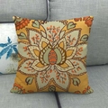 Gedetailleerde textuur van boho mandala patroon op linnen kussenhoes op de bank - Retro Gember Mandala Stijl (3)