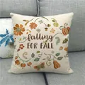 Housse de coussin en lin avec couronne de citrouille falling FOR FALL sur un canapé - 45x45cm / Style Citrouille d'Automne (11)