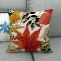 Nahaufnahme von Leinen-Kissenbezug mit herbstlichen Ahornblättern auf grauem Sofa - Vintage Farn & Ahorn mit Schrift (4)