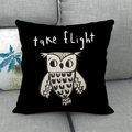 Fodera per cuscino in lino con civetta e testo 'take flight' su divano - 45*45cm / Stile Gufo (2)