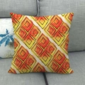 Federa per cuscino in lino con motivi geometrici acquerello su divano grigio - Stile Acquerello Geometrico Toni Caldi (1) / 45x45 cm