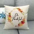 Nahaufnahme Kissenbezug Leinen mit Aquarell-Blumenkranz und Be Thankful Schrift - Aquarell Kranz Dankbar Stil (3)
