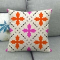 Fodera per cuscino quadrata in lino con motivo geometrico arancio e rosa su divano grigio - Stile Geometrico Croce Arancione Rosa (3) / 45x45 cm