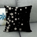 Schwarzer Kissenbezug aus Leinen mit weißen Sternen auf einem modernen grauen Sofa - Simple White Stars Black / 45x45 cm