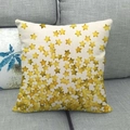 Kissenbezug aus Leinen mit goldenem Sternenmuster auf minimalistischem grauem Sofa - Dense Gold Stars Gradient Beige / 45x45 cm