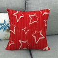 Fodera per cuscino in lino rosso con motivo a stelle bianche su divano grigio - Stile Geometrico Stella Bianca Rossa (4) / 45x45 cm