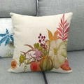 Primer plano de funda de cojín de lino con calabaza de otoño en acuarela sobre sofá - Estilo Calabaza Hoja Roja Cosecha de Otoño (3) / 45x45 cm