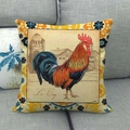 Housse de coussin vintage motif coq avec design ferme coloré sur canapé gris - 45x45 cm / Style de Coq Coloré Grange Rurale (4)