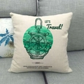 Leinen-Kissen im Marine-Stil mit Anker-Druck und 'LET'S Travel!' Text auf grauem Sofa - Dunkelgrünes Aquarell Ruder Anker Stil (2) / 45x45 cm