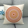 Deko-Kissenbezug aus Leinen mit geometrischem Mandala-Muster auf grauem Sofa - Orange Red Yellow Mandala Ring (14) / 45x45cm