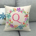 Dettaglio della trama del cuscino in lino con corona floreale e lettera rosa Q - 45*45cm / Lettera Q (17)