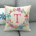Dettaglio della stampa a ghirlanda floreale con lettera T rosa su fodera in lino - 45*45cm / Lettera T (20)