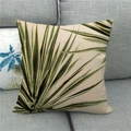 Gros plan de la housse de coussin en lin avec motif agave vert sur canapé gris - Agave Vert Foncé (10) / 45x45cm(Housse uniquement)