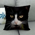Detalle de funda de cojín de lino con impresión digital realista de cara de gato - Primer Plano De Cara De Gato Blanco Y Negro (2) / 45x45 cm