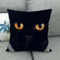 Primer plano detallado del cojín de gato negro con ojos naranjas y collar de perlas - Gato Negro Con Collar De Perlas (4) / 45x45 cm