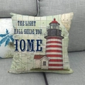 Funda de cojín de lino con faro y mapa náutico con frase inspiradora sobre sofá - Estilo Vintage Guía de Faro (4)