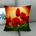 Leinen-Kissenbezug mit rotem Tulpen-Ölgemälde auf einem grauen Stoffsofa - Tiefrote Tulpen(4)