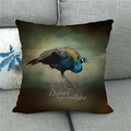Dettaglio della federa in lino con pavone vintage e citazione Dance to your own tune - 45*45cm (Senza Anima)