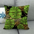 Detail van monstera en gouden palmbladpatronen op een linnen kussensloop - Groene bladeren en gouden palm op zwart (2)
