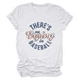 Detail der Rollbündchen und des Baseball-Grafikdrucks auf einem weißen Damen-T-Shirt - Weiß