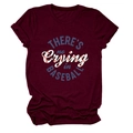 Detail eines weinroten Rundhals-T-Shirts mit There's no Crying in Baseball-Grafikdruck - Burgunderrot